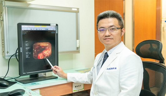 【新聞報導】雲林七旬翁便秘竟是7 公分大腸癌，彰基單孔達文西SP手術助順利除癌